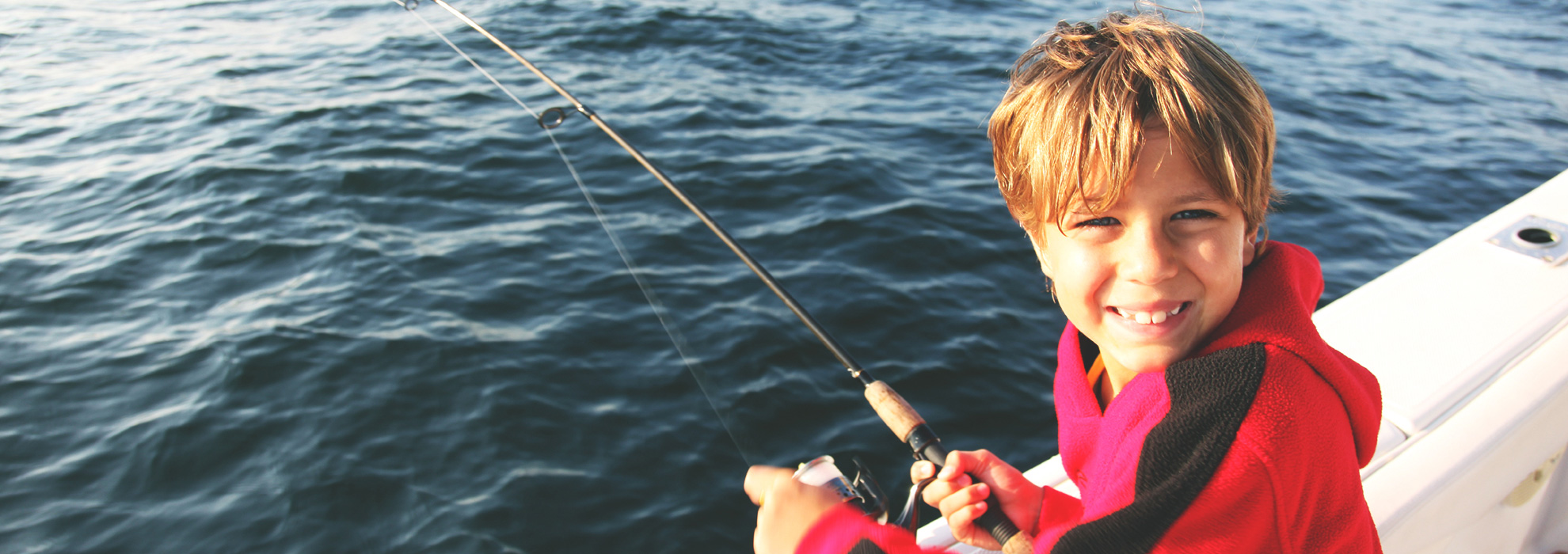 Детка ловли лав. Рыбак для детей. Дети на рыбалке. Мальчик с удочкой. Рыбалка картинки для детей.
